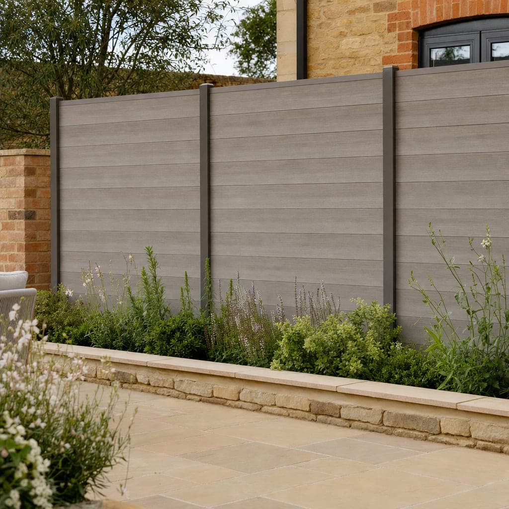Horizontal composite fence boards between slim aluminium posts
